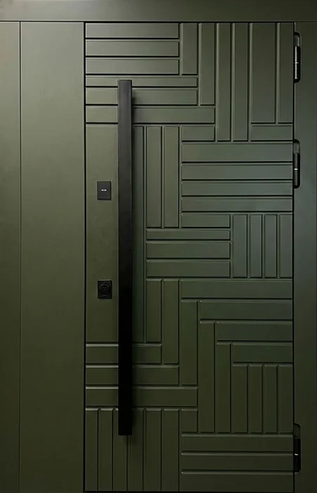 Входная дверь хаки с модульной фрезеровкой и ручкой-рейлингом №96