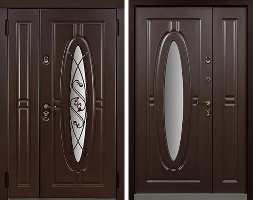 Большая дверь с коваными элементами в дом №16