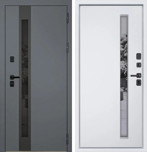 Серая входная дверь с узким стеклом в загородный дом №8