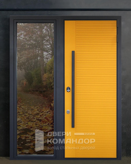 Жёлтая входная дверь с боковой фрамугой