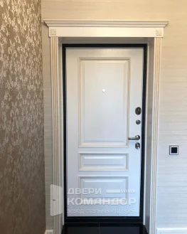 Белая дверь с багетом из МДФ